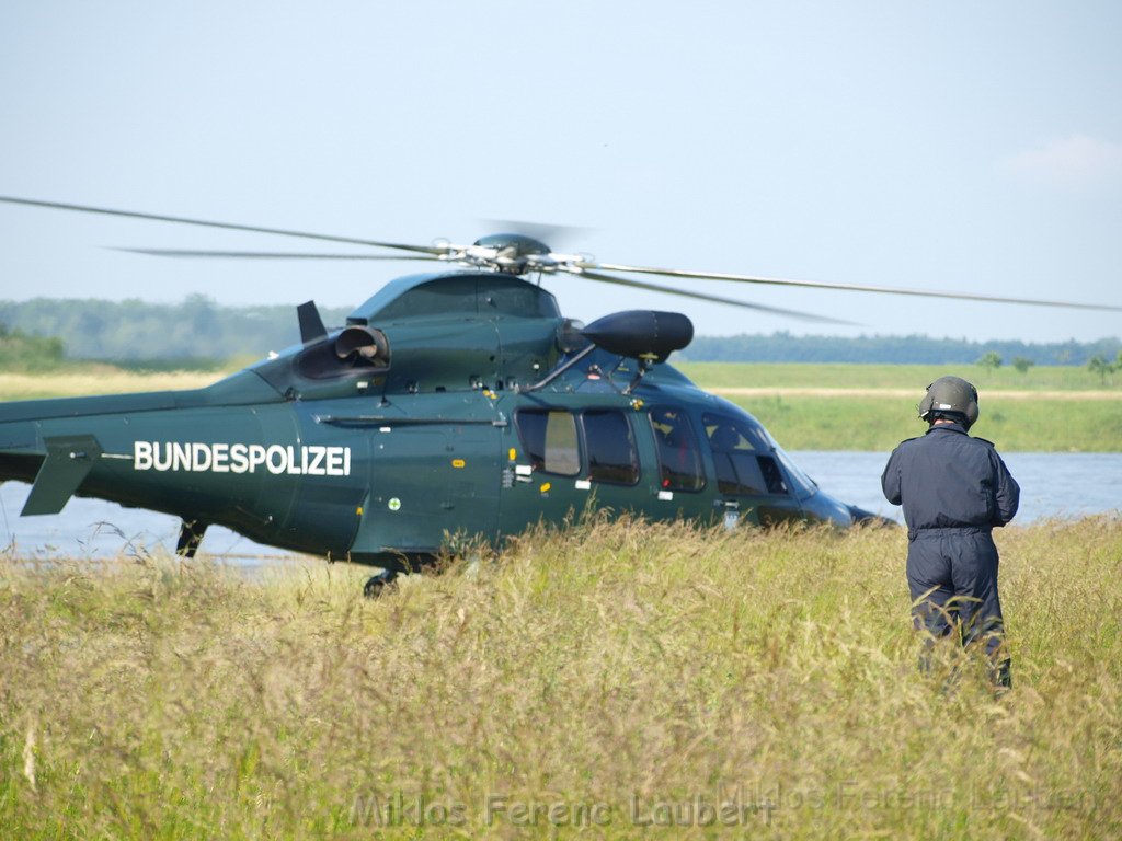Uebung PRhein Feuerwehr Polizei DLRG Leverkusen Hitdorf P036.JPG